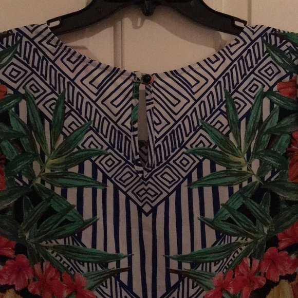 Fun Spring/Summer printed crop top. - Picture 3 of 3